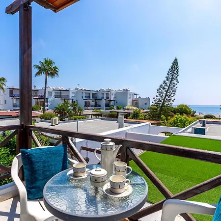 Апартаменты Seawaves 1- Bedroom Near Meneou