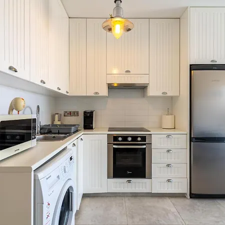 Апартаменты Seawaves 1- Bedroom Near Meneou *